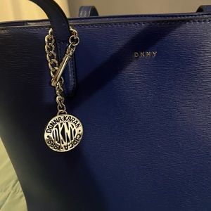 DKNY Bryant a medium Zippered Tote